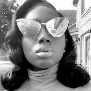 Meet your Posher, Satchel